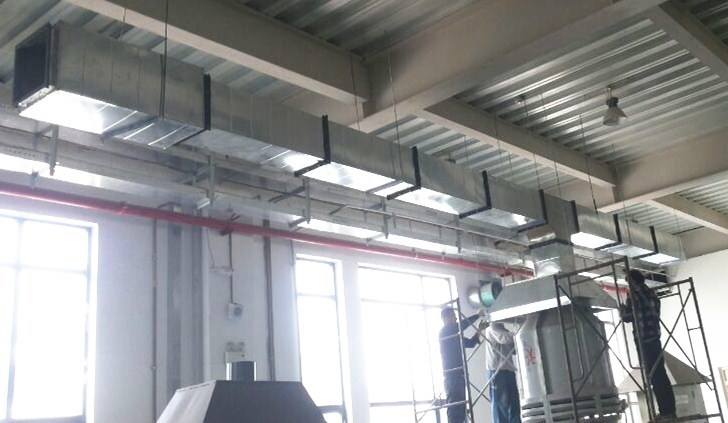 五星級酒店的防火與防排煙系統 上次簡單介紹了山東金光集團通過公平競標方式獲得通州區五星級酒店的整體中央空調從通風，制冷，防排煙等工程的安裝施工，那么今天說一下酒店的防火與防排煙系統。當然離不開消防排煙風機和防排煙防火閥設備的。 通風空調系統原則上按使用功能及防火分區劃分為若干系統，風管穿越防火分區及變形縫等處設電動排煙